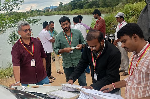 ಕನಕಪುರ ತಾಲೂಕು ಕೋಡಿಹಳ್ಳಿ ಗ್ರಾಪಂ ವ್ಯಾಪ್ತಿಯ ಕೋಡಿಪುರ ಕೆರೆ ಅಭಿವೃದ್ಧಿಯಲ್ಲಿ ಅಕ್ರಮದ ಆರೋಪದ ಹಿನ್ನೆಲೆ ಲೋಕಾಯುಕ್ತ ಸರ್ಕಲ್​ ಇನ್​ಸ್ಪೆಕ್ಟರ್​ಗಳಾದ ಸಂದೀಪ್​ಕುಮಾರ್​, ರು ಹಾಗೂ ಸಿಬ್ಬಂದಿ ಸ್ಥಳಕ್ಕೆ ಭೇಟಿ ನೀಡಿ ದಾಖಲೆ ಪರಿಶೀಲಿಸಿದರು.