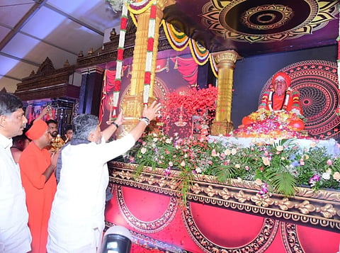 Thousands witness the memorial service for Dr. Sri Mummadi Nirvanashri