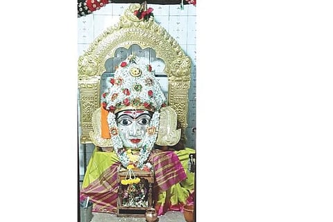ಕಂಪ್ಲಿ ಸಮೀಪದ ನಂ.10ಮುದ್ದಾಪುರ ಗ್ರಾಮದ ಶ್ರೀಚೌಡೇಶ್ವರಿದೇವಿ ಮೂರ್ತಿಯನ್ನು ಹೂಗಳಿಂದ ಅಲಂಕರಿಸಿರುವುದು.