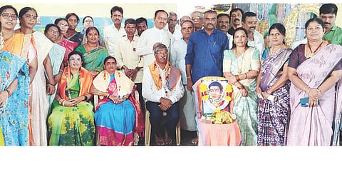 ಕಂಪ್ಲಿ ಬಲಿಜ ಮಹಿಳಾ ಸಂಘದಿಂದ ಹಮ್ಮಿಕೊಂಡಿದ್ದ ಸಾವಿತ್ರಿಬಾಯಿ ಫುಲೆ ಜನ್ಮದಿನ ಕಾರ್ಯಕ್ರಮದಲ್ಲಿ ಶಿಕ್ಷಕರನ್ನು ಸನ್ಮಾನಿಸಲಾಯಿತು. ಮಹಿಳಾ ಸಂಘದ ಅಧ್ಯಕ್ಷೆ ಶಾರದಾ ಲೋಕೇಶ್, ಪದಾಧಿಕಾರಿಗಳಾದ ವಿದ್ಯಾ ಶಿವಕುಮಾರ್, ಸಹನಾ, ಪದ್ಮಾ, ತುಳಸಿ ಇತರರಿದ್ದರು.