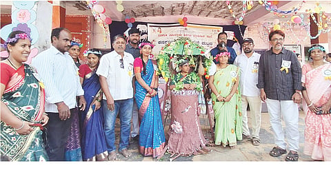 ಕನಕಗಿರಿಯ ಶಾಸಕರ ಮಾದರಿ ಹಿರಿಯ ಪ್ರಾಥಮಿಕ ಶಾಲೆಯಲ್ಲಿ ಹಮ್ಮಿಕೊಂಡಿದ್ದ ಕಲಿಕಾಹಬ್ಬ ಕಾರ್ಯಕ್ರಮದಲ್ಲಿ ಸಾಲುಮರದ ತಿಮ್ಮಕ್ಕ ಛದ್ಮವೇಷ ಗಮನ ಸೆಳೆಯಿತು. ಮುಖ್ಯಶಿಕ್ಷಕ ಸಂಗಮೇಶ, ಶಿಕ್ಷಕರಾದ ಮಲ್ಲಿಕಾರ್ಜುನ ಕುಷ್ಟಗಿ, ಮಲ್ಲಿಕಾರ್ಜುನ ಸಿರಿಗೇರಿ, ಧನುಂಜಯ ಇತರರಿದ್ದರು.