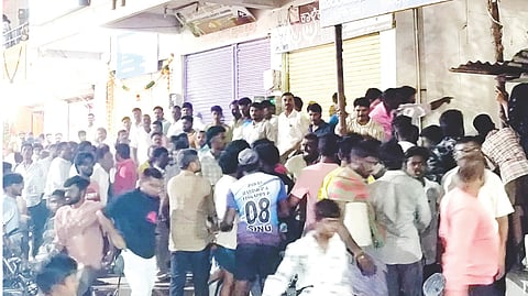 ಕನಕಗಿರಿಯ ಪಪಂ ಸದಸ್ಯ ಅನಿಲ್‌ಕುಮಾರ ಬಿಜ್ಜಳ ಅವರ ಅಂಗಡಿಗೆ ನುಗ್ಗಿದ ಪಪಂ ಅಧ್ಯಕ್ಷೆಯ ಬೆಂಬಲಿಗರು.