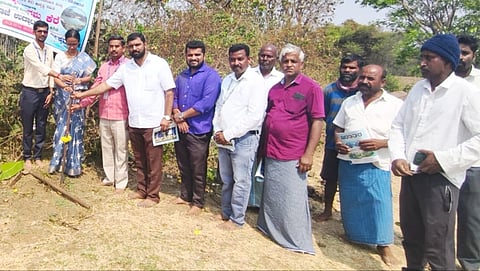 ಕೆ.ಆರ್.ನಗರ ತಾಲೂಕಿನ ಅರಕೆರೆ ಗ್ರಾಮದಲ್ಲಿ ಅರಕೆರೆ ಗ್ರಾಮದಲ್ಲಿ ಶ್ರೀ ಕ್ಷೇತ್ರ ಧರ್ಮಸ್ಥಳ ಗ್ರಾಮಾಭಿವೃದ್ಧಿ ಯೋಜನೆಯಡಿ ಅಭಿವೃದ್ಧಿ ಸಮಿತಿ ವತಿಯಿಂದ ನಮ್ಮೂರು-ನಮ್ಮ ಕೆರೆ ಕಾರ್ಯಕ್ರಮದಡಿಯಲ್ಲಿ ಅಗಸನ ಕೆರೆಯ ಹೂಳೆತ್ತುವ ಕಾಮಗಾರಿಗೆ ಸಂಸ್ಥೆಯ ಜಿಲ್ಲಾ ನಿರ್ದೇಶಕಿ ಮಮತಾ ರಾವ್ ಚಾಲನೆ ನೀಡಿದರು. ತಾಲೂಕು ಯೋಜನಾಧಿಕಾರಿ ಕೆ.ಪಾತಲಿಂಗಪ್ಪ, ವಲಯ ಮೇಲ್ವಿಚಾರಕ ಚಂದ್ರಶೇಖರ್, ಕೃಷಿ ಮೇಲ್ವಿಚಾರಕ ಮಹದೇವಸ್ವಾಮಿ, ಅಭಿವೃದ್ಧಿ ಸಮಿತಿ ಅಧ್ಯಕ್ಷ ಯೋಗೇಶ್, ಕೆರೆ ಇಂಜಿನಿಯರ್ ಪುಷ್ಪರಾಜ್, ದೊಡ್ಡೇಕೊಪ್ಪಲು ಗ್ರಾಪಂ ಅಭಿವೃದ್ಧಿ ಅಧಿಕಾರಿ ರಮೇಶ್ ಇನ್ನಿತರರು ಇದ್ದರು.