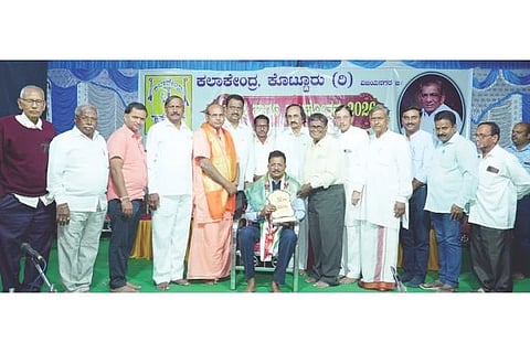 ಕೊಟ್ಟೂರು ಎಪಿಎಂಸಿಯಲ್ಲಿ ಆಯೋಜಿಸಿದ ಸಂಗೀತ ಮತ್ತು ನಾಟಕೋತ್ಸವದ ಕಾರ್ಯಕ್ರಮದಲ್ಲಿ ಸಂಸದ ಈ.ತುಕಾರಾಮ್ ಅವರನ್ನು ಸನ್ಮಾನಿಸಲಾಯಿತು. ಯೋಗಿರಾಜೇಂದ್ರ ಸ್ವಾಮೀಜಿ, ಜಿಪಂ ಮಾಜಿ ಉಪಾಧ್ಯಕ್ಷ ಪಿ.ಎಚ್.ದೊಡ್ಡರಾಮಣ್ಣ, ಎಪಿಎಂಸಿ ಉಪಾಧ್ಯಕ್ಷ ಎಂ.ಶಿವಣ್ಣ, ತಹಸೀಲ್ದಾರ್ ಅಮರೇಶ ಜಿ.ಕೆ, ಬಿಡಿಸಿಸಿ ಬ್ಯಾಂಕ್ ಉಪಾಧ್ಯಕ್ಷ ಐ.ಎಂ ದಾರುಕೇಶ, ಎಪಿಎಂಸಿ ಅಧ್ಯಕ್ಷ ಹರಾಳ ನಂಜಪ್ಪ, ಪ್ರಮುಖರಾಧ ಎಂಎಂಜೆ ಸತ್ಯಪ್ರಕಾಶ, ಅಡಕಿ ಮಂಜುನಾಥ, ಅಂಚೆ ಇಲಾಖೆ ಕೊಟ್ರೇಶ ಇತರರಿದ್ದರು.