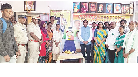 ಕೂಡ್ಲಿಗಿ ಶಾಸಕರ ಸಾರ್ವಜನಿಕ ಸಂಪರ್ಕ ಕಚೇರಿಯಲ್ಲಿ ಸಾವಿತ್ರಿಬಾಯಿ ಫುಲೆ ಜನ್ಮದಿನ ಆಚರಿಸಲಾಯಿತು. ಶಾಸಕ ಡಾ.ಎನ್.ಟಿ.ಶ್ರೀನಿವಾಸ್, ತಹಸೀಲ್ದಾರ್ ವಿ.ಕೆ.ನೇತ್ರಾವತಿ, ಡಿವೈಎಸ್ಪಿ ಮಲ್ಲೇಶ ದೊಡ್ಡಮನಿ, ಸಿಪಿಐ ಪ್ರಲ್ಹಾದ್ ಎಸ್.ಚನ್ನಗಿರಿ, ಶಾಸಕರ ಆಪ್ತ ಸಹಾಯಕ ಕಾವಲಿ ರಾಘವೇಂದ್ರ ಇತರರಿದ್ದರು.