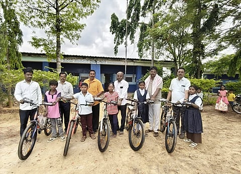 ದಾನಿಗಳಿಂದ ಐದು ಮಕ್ಕಳಿಗೆ ಸೈಕಲ್​ ವಿತರಣೆ bicycles