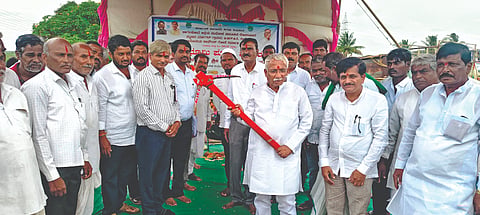 ಲೋಕಾಪುರ ಪಟ್ಟಣದ ಜಿಆರ್‌ಬಿಸಿ ಕಚೇರಿಯಲ್ಲಿ ನೀರಾವರಿ ಇಲಾಖೆಯ 15 ಎಕರೆ ಪ್ರದೇಶಕ್ಕೆ ಕಂಪೌಂಡ್ ನಿರ್ಮಾಣಕ್ಕೆ ಶಾಸಕ ಆರ್.ಬಿ.ತಿಮ್ಮಾಪೂರ ಭೂಮಿ ಪೂಜೆ ನೆರವೇರಿಸಿದರು. ಅಶೋಕ ಕಿವಡಿ, ಶಿವಾನಂದ ಉದಪುಡಿ, ಭೀಮನಗೌಡ ಪಾಟೀಲ, ಸುಭಾಸ ಗಸ್ತಿ ಇತರರಿದ್ದರು.