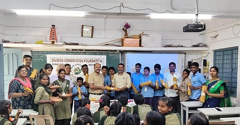 Sparrows ನರಗುಂದ ತಾಲೂಕಿನ ಕಣಕಿಕೊಪ್ಪದ ಎನ್‌ಸಿಕೆ ಸರ್ಕಾರಿ ಪ್ರೌಢ ಶಾಲೆ ವಿದ್ಯಾರ್ಥಿಗಳಿಗೆ ಸೋಮವಾರ ಬಿದಿರಿನ ಗೂಡು, ಮಣ್ಣಿನ ಪಾತ್ರೆಗಳನ್ನು ವಿತರಿಸಲಾಯಿತು.