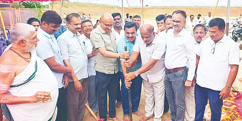 ಮಾಗಡಿಯ ಕೆಂಪೇಗೌಡ ಕೋಟೆಯ ಒಳ ಕೋಟೆಯ ಮರು ಜಿಣೋರ್ದ್ಧಾರ ಕಾಮಗಾರಿಗೆ ಬಮುಲ್​ ನಿರ್ದೆಶಕ ಎಚ್​.ಎನ್​.ಆಶೋಕ್​ ಭೂಮಿಪೂಜೆ ನೆರವೇರಿಸದರು. ಬಮುಲ್​ ಮಾಜಿ ಅಧ್ಯಕ್ಷ ನರಸಿಂಹಮೂರ್ತಿ, ಬಿಎಂಆರ್​ಡಿಎ ಅಧ್ಯಕ್ಷ ಪ್ರಕಾಶ್​, ಟಿಎಪಿಸಿಎಂಎಸ್​ ಅಧ್ಯಕ್ಷ ಶಿವಪ್ರಸಾದ್​ ಇದ್ದರು.