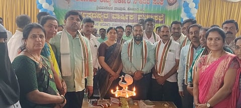 ಸರ್ವ ಸದಸ್ಯರ ವಾರ್ಷಿಕ ಮಹಾಸಭೆ ಹಾಗೂ ಸಾವಿತ್ರಿಬಾಯಿ ಪುಲೆ ಜಯಂತಿಯನ್ನು ಜಿಲ್ಲಾ ಸರ್ಕಾರಿ ನೌಕರರ ಸಂಘದ ಅಧ್ಯಕ್ಷ ಅಜಯ್​ ಉದ್ಘಾಟಿಸಿದರು. Employee