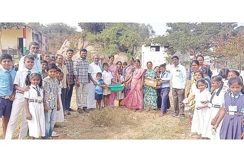 ಜನತಾ ಕಾಲನಿಯ ಸರ್ಕಾರಿ ಹಿರಿಯ ಪ್ರಾಥಮಿಕ ಶಾಲೆಯಲ್ಲಿ ನಿಮಗಾಗಿ ನಾವು ಸಂಸ್ಥೆಯ ಪದಾಧಿಕಾರಿಗಳು ಸ್ವಚ್ಛತೆಯ ಅರಿವು ಮೂಡಿಸಿದರು. ಸಂಸ್ಥೆ ಖಜಾಂಚಿ ಶಿವಾಜಿ ರಾವ್, ಶಿಕ್ಷಕರಾದ ಗೋಣಿ ಬಸಪ್ಪ, ಎಚ್.ಹನುಮೆಶ, ಉಮೇಶ, ಇಂದಿರಾ, ವಸಂತ ಪೋಷಕರಾದ ಮಾಬುನ್ನಿ, ಲಕ್ಷ್ಮೀ, ಹುಲಿಗೆಮ್ಮ, ಪಾರ್ವತಿ, ಕಸ ವಿಲೇವಾರಿ ಘಟಕದ ಸಿಬ್ಬಂದಿ ನಾಗಮ್ಮ ಇತರರಿದ್ದರು.