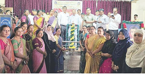 ಸಿರಗುಪ್ಪದಲ್ಲಿ ಹಮ್ಮಿಕೊಂಡಿದ್ದ ಸಾವಿತ್ರಿಬಾಯಿ ಫುಲೆ ಜನ್ಮ ದಿನ ಕಾರ್ಯಕ್ರಮವನ್ನು ಶಾಸಕ ಬಿ.ಎಂ.ನಾಗರಾಜ ಉದ್ಘಾಟಿಸಿದರು. ಬಿಇಒ ಗುರಪ್ಪ, ಸಾವಿತ್ರಿಬಾಯಿ ಫುಲೆ ಸಂಘದ ತಾಲೂಕು ಅಧ್ಯಕ್ಷೆ ಎಸ್.ಛಾಯಾದೇವಿ, ಪ್ರಧಾನ ಕಾರ್ಯದರ್ಶಿ ಬಸಮ್ಮ ಚಕ್ರಸಾಲಿ, ಉಪಾಧ್ಯಕ್ಷೆ ಅನಿತಾ, ಸಂಘಟನಾ ಕಾರ್ಯದರ್ಶಿ ಟಿ.ರಾಧಿಕಾ ಇತರರಿದ್ದರು.