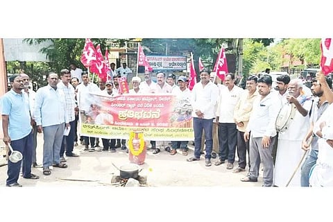 ಸಿಂಧನೂರು ಭಗತ್‌ಸಿಂಗ್ ಆಟೋ ಚಾಲಕರ ಸಂಘ ಬುಧವಾರ ಸೌಧೆ ಒಲೆಯಲ್ಲಿ ಚಹಾ ತಯಾರಿಸಿ ಪ್ರತಿಭಟನೆ ಪ್ರತಿಭಟಿಸಿತು. ಎಐಸಿಸಿಟಿಯು ರಾಜ್ಯ ಸಹ ಕಾರ್ಯದರ್ಶಿ ನಾಗರಾಜ ಪೂಜಾರ್,ಭಗತ್‌ಸಿಂಗ್ ಆಟೋ ಚಾಲಕರ ಸಂಘದ ಅಧ್ಯಕ್ಷ ಬಸವರಾಜ ಕೊಂಡೆ, ಸಿಪಿಐ(ಎಂಎಲ್) ಲಿಬರೇಷನ್ ತಾಲೂಕು ಕಾರ್ಯದರ್ಶಿ ಬಸವರಾಜ ಬೆಳಗುರ್ಕಿ ಭಗತ್‌ಸಿಂಗ್ ಆಟೋ ಚಾಲಕರ ಸಂಘದ ಶೇಕ್ಷಾವಲಿ ಇತರರಿದ್ದರು.