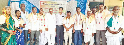 ಸವಣೂರ ತಾಲೂಕು ಗುಂಡೂರು ಗ್ರಾಮದ ಪ್ರಾಥಮಿಕ ಕೃಷಿ ಪತ್ತಿನ ಸಹಕಾರಿ ಸಂಘದ ಆವರಣದಲ್ಲಿ ಏರ್ಪಡಿಸಿದ್ದ ನೂತನ ಆಡಳಿತ ಮಂಡಳಿ ಅಧ್ಯಕ್ಷ, ಉಪಾಧ್ಯಕ್ಷ ಪದಾಧಿಕಾರಿಗಳ ಪದಗ್ರಹಣ, ಮಾಜಿ ಅಧ್ಯಕ್ಷ ಹಾಗೂ ಪದಾಧಿಕಾರಿಗಳ ಬೀಳ್ಕೊಡುಗೆ ಸಮಾರಂಭದಲ್ಲಿ ನೂತನ ಆಡಳಿತ ಮಂಡಳಿ ಪದಾಧಿಕಾರಿಗಳನ್ನು ಸನ್ಮಾನಿಸಲಾಯಿತು.