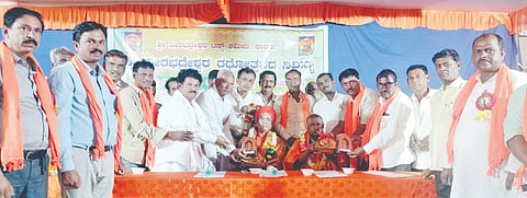 ಸವಣೂರ ತಾಲೂಕು ಸುಕ್ಷೇತ್ರ ಕಾರಡಗಿ ಗ್ರಾಮದ ಶ್ರೀ ವೀರಭದ್ರೇಶ್ವರ ದೇವರ ಜಾತ್ರಾ ಮಹೋತ್ಸವದ ಅಂಗವಾಗಿ ಗುರುವಾರ ಜರುಗಿದ ಧರ್ಮಸಭೆಯಲ್ಲಿ ಹೂವಿನಶಿಗ್ಲಿ ವಿರಕ್ತಮಠದ ಶ್ರೀ ಚನ್ನವೀರ ಸ್ವಾಮೀಜಿ ಹಾಗೂ ಮಂತ್ರೋಡಿ ಹಿರೇಮಠದ ಶ್ರೀ ಸಿದ್ದರಾಮೇಶ್ವರ ಶಿವಾಚಾರ್ಯ ಸ್ವಾಮೀಜಿ ಅವರನ್ನು ಸನ್ಮಾನಿಸಲಾಯಿತು. ವೆಂಕಟರಾವ್ ಕುಲಕರ್ಣಿ, ರಾಘವೇಂದ್ರಗೌಡ ಪಾಟೀಲ ಇತರರಿದ್ದರು.
