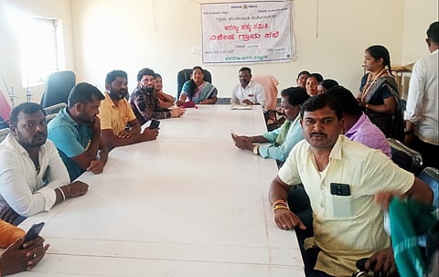 ಸಂಡೂರು ತಾಲೂಕು ಸುಶೀಲಾನಗರ ಗ್ರಾಪಂ ಸಭಾಂಗಣದಲ್ಲಿ ಅರಣ್ಯ ಹಕ್ಕು ಸಮಿತಿ ಸಭೆಯಲ್ಲಿ ಪಿಡಿಒಗಾಗಿ ಕಾದು ಕುಳಿತಿದ್ದ ರಾಮಗಢ ಗ್ರಾಮಸ್ಥರು.