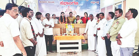 ಸಂಡೂರು ತಾಲೂಕು ಕುರೆಕುಪ್ಪ ಪುರಸಭೆಯಲ್ಲಿ ಯೋಗಿ ನಾರೇಯಣ ಯತೀಂದ್ರರ ಜಯಂತಿ ಆಚರಣೆ ಮಾಡಲಾಯಿತು. 