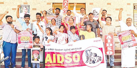 ಸಂಡೂರು ತಾಲೂಕಿನ ದೌಲತ್‌ಪುರ ಸರ್ಕಾರಿ ಶಾಲೆ ಉಳಿಸಲು ಆಗ್ರಹಿಸಿ ಎಐಡಿಎಸ್‌ಒ ಹಾಗೂ ಸಾರ್ವಜನಿಕ ಶಿಕ್ಷಣ ಉಳಿಸಿ ಸಮಿತಿಯಿಂದ ಶಾಲೆ ಮುಂದೆ ಪ್ರತಿಭಟನೆ ನಡೆಯಿತು. 