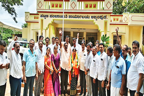 ಅಜ್ಜಂಪುರ ಪಪಂ ನೂತನ ಉಪಾಧ್ಯಕ್ಷೆಯಾಗಿ ಅವಿರೋಧ ಆಯ್ಕೆಯಾದ ಶೋಭಾ ಅವರನ್ನು ಮಾಜಿ ಶಾಸಕ ಡಿ.ಎಸ್.ಸುರೇಶ್ ಅಭಿನಂದಿಸಿದರು.