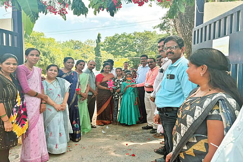 ತುದಿಪೇಟೆ ಪಿಎಂಶ್ರೀ ಸರ್ಕಾರಿ ಶಾಲೆಗೆ ಮೊದಲ ದಿನ ಆಗಮಿಸಿದ ಮಕ್ಕಳಿಗೆ ಹೂವು ನೀಡಿ ಸ್ವಾಗತಿಸಲಾಯಿತು. 