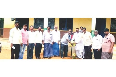 ಯಲಬುರ್ಗಾ ತಾಲೂಕಿನ ಬಂಡಿ ಗ್ರಾಮದ ಕರ್ನಾಟಕ ಪಬ್ಲಿಕ್ ಶಾಲೆ ಆವರಣದಲ್ಲಿ ಸಹಕಾರ ಸಪ್ತಾಹ ನಿಮಿತ್ತ ಸಸಿ ನೆಡಲಾಯಿತು. ಮುಖ್ಯ ಶಿಕ್ಷಕ ಶರಣಪ್ಪ ರೇವಣಕಿ, ಶಿಕ್ಷಕರಾದ ಮಲ್ಲಪ್ಪ ಜುಮ್ಮನ್ನವರ್, ಬಸಲಿಂಗಪ್ಪ ಅರಿಕೇರಿ, ಬಸಲಿಂಗಪ್ಪ ಯಲಬುರ್ಗಿ, ಈಶಪ್ಪ ನೆಲಗಣಿ, ಶರಣಪ್ಪ ತಳವಾರ, ವೀರನಗೌಡ ನಿಂಬನಗೌಡ ಇದ್ದರು.