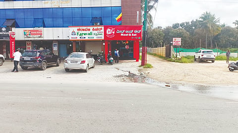 ಬಿಡದಿ ಪಟ್ಟಣದ ಬೈರಮಂಗಲ ಕ್ರಾಸ್​ ಬಳಿಯ ಹೋಟೆಲ್​ವೊಂದರ ಮುಂದೆ ಕೊಳಚೆ ನೀರು ಹೊರ ಬರುತ್ತಿದೆ.