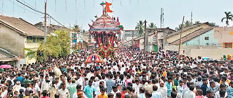 ಬೀರೂರಿನ ಹಳೇಪೇಟೆಯಲ್ಲಿನ ಶ್ರೀ ವೀರಭದ್ರಸ್ವಾಮಿ ಹಾಗೂ ಭದ್ರಕಾಳಿ ಅಮ್ಮನವರ ರಥೋತ್ಸವ ಸಾವಿರಾರು ಭಕ್ತರ ಸಮ್ಮುಖದಲ್ಲಿ ವಿಜೃಂಭಣೆಯಿಂದ ನೆರವೇರಿತು.