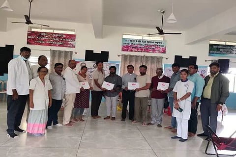 ಚಿಕ್ಕಮಗಳೂರು ಉಂಡೆದಾಸರಹಳ್ಳಿ ಶಾಲೋಮ್ ಎ.ಜಿ ಚರ್ಚ್ನಲ್ಲಿ ಇಂಡಿಯನ್ ಕ್ರಿಶ್ಚಿಯನ್ ಡೇ ಅಂಗವಾಗಿ ಏರ್ಪಡಿಸಲಾಗಿದ್ದ ರಕ್ತದಾನ ಶಿಬಿರ, ಕಣ್ಣಿನ ತಪಾಸಣೆ ಹಾಗೂ ಆರೋಗ್ಯ ಜಾಗೃತಿ ಸಮಾವೇಶದಲ್ಲಿ ರಕ್ತದಾನ ಮಾಡಿದವರಿಗೆ ಪ್ರಶಂಸನಾ ಪತ್ರ ವಿತರಿಸಲಾಯಿತು.