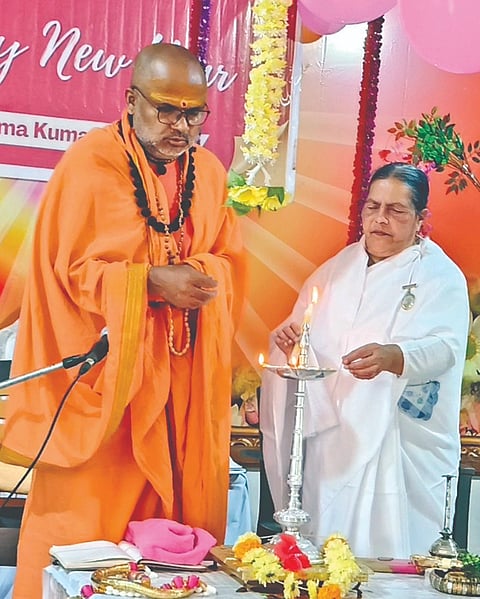 ಹಳಿಯಾಳದ ಬ್ರಹ್ಮಕುಮಾರಿ ಈಶ್ವರೀಯ ವಿಶ್ವವಿದ್ಯಾಲಯದಲ್ಲಿ ಆಯೋಜಿಸಿದ್ದ ಯುಗಾದಿ (Ugadi) ಹೊಸ ವರ್ಷ ಸಮಾರಂಭವನ್ನು ಶ್ರೀ ಮಂಜುನಾಥ ಭಾರತಿ ಸ್ವಾಮೀಜಿ ಉದ್ಘಾಟಿಸಿದರು. ಬ್ರಹ್ಮಕುಮಾರಿ ಡಾ. ಪದ್ಮಕ್ಕ ಇದ್ದರು.