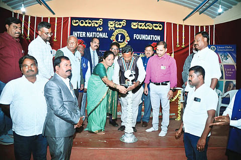 ಕಡೂರಿನ ಲಯನ್ಸ್ ಸಭಾಂಗಣದಲ್ಲಿ ನಡೆದ ನೂತನ ಪದಾಧಿಕಾರಿಗಳ ಪದಗ್ರಹಣ ಕಾರ್ಯಕ್ರಮವನ್ನು ಯರದಕೆರೆ ರಾಜಪ್ಪ ಉದ್ಘಾಟಿಸಿದರು. 