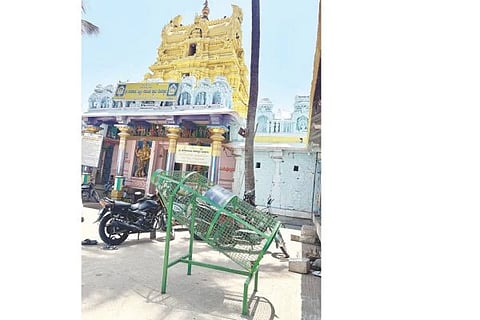 ಕನಕಗಿರಿ ಶ್ರೀ ಕನಕಾಚಲ ದೇವಸ್ಥಾನ ಮುಂಭಾಗದಲ್ಲಿ ಪ್ಲಾಸ್ಟಿಕ್ ಬಾಟಲ್ ಸಂಗ್ರಹಕ್ಕಾಗಿ ಬಾಟಲಿ ಮಾದರಿ ತೊಟ್ಟಿ ಇರಿಸಿರುವುದು..
