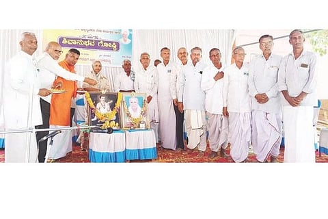 ಕೋಳಿಹಾಳ ಸರ್ಕಾರಿ ಹಿರಿಯ ಪ್ರಾಥಮಿಕ ಶಾಲೆಯಲ್ಲಿ ಆಯೋಜಿಸಿದ್ದ ಶಿವಾನುಭವಗೋಷ್ಠಿಗೆ ಗಣ್ಯರು ಚಾಲನೆ ನೀಡಿದರು. ಡಾ. ಬಸವಲಿಂಗ ಮಹಾಂತ ಸ್ವಾಮೀಜಿ, ಶರಣರಾದ ಸಂಕನಾಳದ ದೇವಣ್ಣ ಹೊಸಮನಿ, ಬಸವರಾಜಪ್ಪ ಇಂಗಳದಾಳ, ಅಮರೇಶಪ್ಪ ಬಳ್ಳಾರಿ, ಮಾತೋಶ್ರೀ ಗಂಗಮ್ಮ ಕುರಕುಂದಿ ಇದ್ದರು.