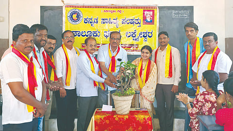 ಲಕ್ಷ್ಮೇಶ್ವರದ ದಿ. ಯೂನಿಕ್ ಆಂಗ್ಲಮಾಧ್ಯಮ ಶಾಲೆಯಲ್ಲಿ ಕಸಾಪ ವತಿಯಿಂದ ಹಮ್ಮಿಕೊಂಡಿದ್ದ ದತ್ತಿ ಉಪನ್ಯಾಸ ಕಾರ್ಯಕ್ರಮವನ್ನು ತಜ್ಞ ವೈದ್ಯ ಡಾ.ಪಿ.ಡಿ. ತೋಟದ ಉದ್ಘಾಟಿಸಿದರು.  ರವಿ ನೀರಲಗಿ, ಈಶ್ವರ ಮೇಡ್ಲೇರಿ ಇತರರಿದ್ದರು.