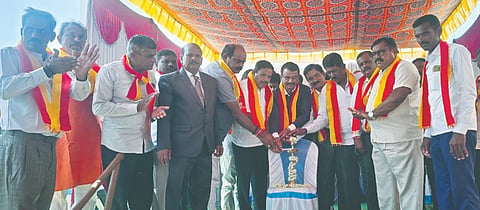 Kannada ಮುಳಬಾಗಿಲು ತಾಲೂಕು ಗುಡಿಪಲ್ಲಿ ಗ್ರಾಮದಲ್ಲಿ ಶ್ರೀ ರಾಜರಾಜೇಶ್ವರಿ ಕನ್ನಡ ಸಂಘದಿಂದ ಶನಿವಾರ ಹಮ್ಮಿಕೊಂಡಿದ್ದ  ರಾಜ್ಯೋತ್ಸವವನ್ನು ಜಿಲ್ಲಾ ಕನ್ನಡ ಸಾಹಿತ್ಯ ಪರಿಷತ್​ ಮಾಜಿ ಅಧ್ಯಕ್ಷ ನಾಗಾನಂದ ಕೆಂಪರಾಜ್​ ಉದ್ಘಾಟಿಸಿದರು. 