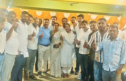 ಮೂಡಿಗೆರೆ ಟಿಎಪಿಸಿಎಂಎಸ್ ಚುನಾವಣೆಯಲ್ಲಿ ಗೆಲುವು ಪಡೆದ ಬಿಜೆಪಿ-ಜೆಡಿಎಸ್ ಬೆಂಬಲಿತ ಅಭ್ಯರ್ಥಿಗಳನ್ನು ಮತದಾರರು ಅಭಿನಂದಿಸುತ್ತಿರುವುದು. ಪಿ.ಜಿ.ಅನುಕುಮಾರ್, ಎಂ.ಕೆ.ಚಂದ್ರೇಶ್, ಗಣೇಶ್, ಬಿ.ಎಲ್.ವಿದ್ಯಾ, ಎಸ್.ಸಿ.ಪುಟ್ಟಮ್ಮ, ಟಿ.ಎ.ಶೇಖರ ಬಂಗೇರ, ರಮೇಶ್, ವಿಕೆ.ಶಿವೇಗೌಡ, ಭರತ್ ಇತರದಿದ್ದರು.