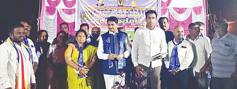  ಮಳವಳ್ಳಿ ಪಟ್ಟಣದ ಅಂಬೇಡ್ಕರ್ ಪುತ್ಥಳಿ ಆವರಣದಲ್ಲಿ ಮಂಗಳವಾರ ಸಂಜೆ ಹಮ್ಮಿಕೊಂಡಿದ್ದ ಸಂವಿಧಾನೋತ್ಸವ ಕಾರ್ಯಕ್ರಮದಲ್ಲಿ ಭಾರತೀಯ ಬೌದ್ಧ ಮಹಾಸಭಾ ಯುವ ಘಟಕದ ರಾಜ್ಯಾಧ್ಯಕ್ಷ ದರ್ಶನ್ ಬಿ.ಸೋಮಶೇಖರ್ ಮಾತನಾಡಿದರು. ಶಿವಕುಮಾರ್, ಸುರೇಶ್, ಗೌತಮ್,   ಹೃದೀಶ್, ಸಂತೋಷ್ ಕುಮಾರ್, ನಾಗರತ್ನಾ, ನಂಜಮಣಿ , ಹೇಮಾವತಿ, ಚೇತನ್ , ಸಂದೇಶ್ ಇದ್ದರು. 