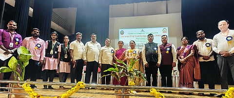 ಮಳವಳ್ಳಿ ಪಟ್ಟಣದ ಅಂಬೇಡ್ಕರ್ ಭವನದಲ್ಲಿ ಕಾಲೇಜು ತಾಂತ್ರಿಕ ಶಿಕ್ಷಣ ಇಲಾಖೆ ಹಾಗೂ ಸರ್ಕಾರಿ ಪ್ರಥಮ ದರ್ಜೆ ಕಾಲೇಜಿನ ಸಹಯೋಗದಲ್ಲಿ ಆಯೋಜಿಸಿದ್ದ ಸಂಶೋಧನಾ ವಿನ್ಯಾಸ ಕುರಿತ ರಾಜ್ಯ ಮಟ್ಟದ ಒಂದು ದಿನದ ಕಾರ್ಯಾಗಾ ವನ್ನು ಶಿಕ್ಷಣ ಇಲಾಖೆಯ ಮೈಸೂರು ವಲಯದ ಜಂಟಿ ನಿರ್ದೇಶಕಿ ಡಾ. ಡಿ. ಎಸ್. ಪ್ರತಿಮಾ ಉದ್ಘಾಟಿಸಿದರು. ಯಶೋಧ, ಡಾ. ಮಂಜುನಾಥ್, ಡಾ.ಟಿ.ಎಸ್. ಹರ್ಷ, ರವೀಂದ್ರಕುಮಾರ್, ಸುಭಾಷಿಣಿ, ರಂಗಸ್ವಾಮಿ, ಬಸವರಾಜು ಇದ್ದರು. 