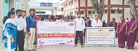 ಮಳವಳ್ಳಿ ಪಟ್ಟಣದ ಸಾರ್ವಜನಿಕ ಆಸ್ಪತ್ರೆ ಆವರಣದಲ್ಲಿ ಮಂಗಳವಾರ ಏಡ್ಸ್ ಜಾಗೃತಿ ಜಾಥಾ ಕಾರ್ಯಕ್ರಮಕ್ಕೆ ಆಸ್ಪತ್ರೆ ಆಡಳಿತ ವೈದ್ಯಾಧಿಕಾರಿ ಡಾ.ಸಂಜಯ್ ಚಾಲನೆ ನೀಡಿದರು. ವೈದ್ಯ ಡಾ.ಮುರಳೀಧರ, ರತಿ, ಮೇರಿ ಎಲಿಜಬೆತ್, ಮಂಜುನಾಥ್, ರೂಪೇಶ್ ಕುಮಾರ್, ಚೇತನ್, ಪೂರ್ಣಿಮಾ ಇದ್ದರು. 