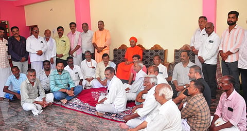 ಮಳವಳ್ಳಿ ತಾಲೂಕಿನ ರಾಗಿಬೊಮ್ಮನಹಳ್ಳಿ ಗ್ರಾಮದ ಸುತ್ತೂರು ಶಾಖಾ ಮಠದಲ್ಲಿ ಭಾನುವಾರ ಶ್ರೀಮಠದ ಲಿಂಗೈಕ್ಯ ಸಿದ್ಧ್ದಲಿಂಗಸ್ವಾಮೀಜಿ ಹಾಗೂ ಕನಕಪುರ ಮಠದ ಮುಮ್ಮಡಿ ನಿರ್ವಾಣ ಸ್ವಾಮೀಜಿ ಅವರ ಪುಣ್ಯಸ್ಮರಣೆ ಕಾರ್ಯಕ್ರಮದಲ್ಲಿ ಕನಕಪುರ ದೇಗುಲ ಮಠದ ಶ್ರೀ ಚನ್ನಬಸವಸ್ವಾಮೀಜಿ ಬಾಗಿಯಾಗಿದ್ದರು. ಗ್ರಾಮದ ಯಜಮಾನರು ಮುಖಂಡರು ಇದ್ದರು. 