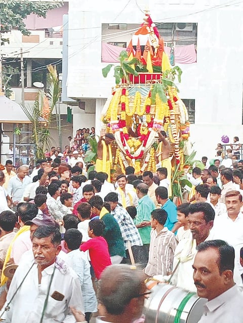 ಮಸ್ಕಿಯಲ್ಲಿ ಶ್ರೀ ಕಲ್ಗುಡಿ ಚೌಡೇಶ್ವರಿ ದೇವಿ ರಥೋತ್ಸವ ಶನಿವಾರ ಅದ್ದೂರಿಯಾಗಿ ಜರುಗಿತು. 