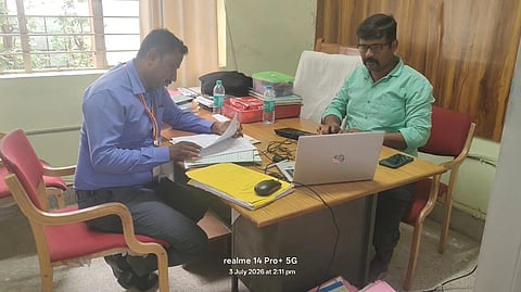 ಪಾಂಡವಪುರ ಉಪವಿಭಾಗಾಧಿಕಾರಿಗಳ ಕಚೇರಿಗೆ ಲೋಕಾಯುಕ್ತ ಅಧಿಕಾರಿಗಳು ಭೇಟಿ ನೀಡಿ, ಸರ್ಕಾರಿ ಜಾಗ ಅಕ್ರಮ ಮಾರಾಟ ಸಂಬಂಧ ದಾಖಲೆ ಪರಿಶೀಲನೆ ನಡೆಸಿದರು.
