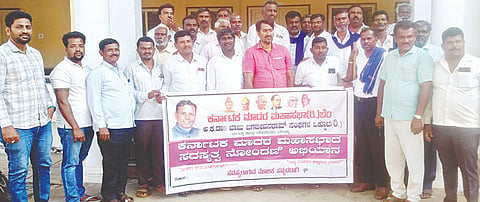 ಪಾಂಡವಪುರ ಪಟ್ಟಣದ ಪ್ರವಾಸಿ ಮಂದಿರದಲ್ಲಿ ಆಯೋಜಿಸಿದ್ದ ಮಾದರ ಮಹಾಸಭಾದ ಸಭೆಯಲ್ಲಿ ತಾಲೂಕು ಪದಾಧಿಕಾರಿಗಳನ್ನು ಆಯ್ಕೆ ಮಾಡಲಾಯಿತು. ಕಡಬ ಪುಟ್ಟರಾಜು, ಬೀರಶೆಟ್ಟಹಳ್ಳಿ ಮಲ್ಲಕಾರ್ಜುನಾ, ಟೌನ್ ಚಂದ್ರು ಇತರರು ಇದ್ದರು.