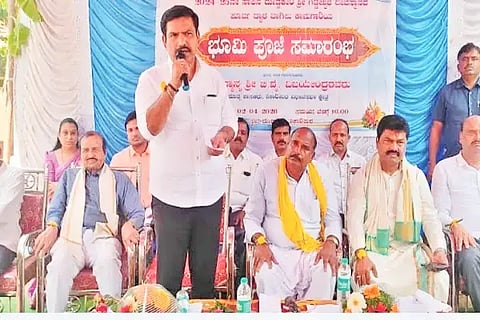 ಶಿಕಾರಿಪುರದ ಶ್ರೀ ಗಿಡ್ಡೇಶ್ವರ ದೇವಾಲಯ ಮಹಾದ್ವಾರ ಶಂಕುಸ್ಥಾಪನೆ ಕಾರ್ಯಕ್ರಮದಲ್ಲಿ ಶಾಸಕ ಬಿ.ವೈ.ವಿಜಯೇಂದ್ರ ಮಾತನಾಡಿದರು. ಬಿ.ವೈ.ರಾಘವೇಂದ್ರ, ನಗರದ ಮಹದೇವಪ್ಪ ಇತರರಿದ್ದರು.