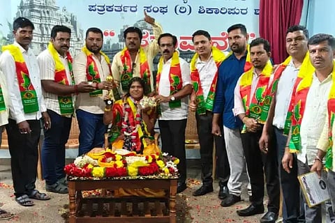 ಅಂಗವಿಕಲ ಪಂಜ ಕುಸ್ತಿ ಕ್ರೀಡಾಪಟು ಗೌರಮ್ಮ ಅವರನ್ನು ಶಿಕಾರಿಪುರ ತಾಲೂಕು ಪತ್ರಕರ್ತರ ಸಂಘದಿಂದ ಸನ್ಮಾನಿಸಲಾಯಿತು. ಎನ್.ವಿ.ಈರೇಶ್, ಶಿವಯ್ಯ ಶಾಸ್ತ್ರಿ, ಗೋಣಿ ಮಾಲತೇಶ್, ಬಸವರಾಜ್, ಯುವರಾಜ್ ಇತರರಿದ್ದರು.