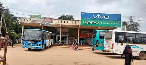 ವಿಜಯಪುರ ಹೋಬಳಿಯ ವೆಂಕಟಗಿರಿಕೋಟೆ ಕ್ರಾಸ್​ನಲ್ಲಿ ಸಾರಿಗೆ ಬಸ್ಸುಗಳು ನಿಲ್ಲಿಸದ ಕಾರಣ, ವಿದ್ಯಾರ್ಥಿಗಳು ಹಾಗೂ ಪ್ರಯಾಣಿಕರು ಖಾಸಗಿ ಬಸ್​ಗಳಿಗೆ ಹತ್ತುತ್ತಿರುವುದು. 