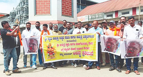 ವಿರಾಜಪೇಟೆಯ ಗಡಿಯಾರ ಕಂಬದ ಬಳಿ ಶ್ರೀ ಸ್ವಾಮಿ ಅಯ್ಯಪ್ಪ ಉತ್ಸವ ಸಮಿತಿ ಹಾಗೂ ಅಯ್ಯಪ್ಪ ಭಕ್ತರು ಪ್ರತಿಭಟನೆ ನಡೆಸಿದರು. ಅರುಣ್, ಮಣಿಕಂಠ, ಸಂಜು, ಸುರೇಶ್ , ಅನಿಲ್ ಇದ್ದರು.