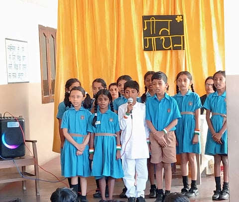 ವಿರಾಜಪೇಟೆ ವಿನಾಯಕ ಆಂಗ್ಲ ಮಾಧ್ಯಮ ಶಾಲೆಯಲ್ಲಿ ಆಯೋಜಿಸಿದ್ದ ಗೀತ ಗಾಯನ ಕಾರ್ಯಕ್ರಮದಲ್ಲಿ ಮಕ್ಕಳು ದೇಶಭಕ್ತಿ ಗೀತೆ ಹಾಡಿದರು.