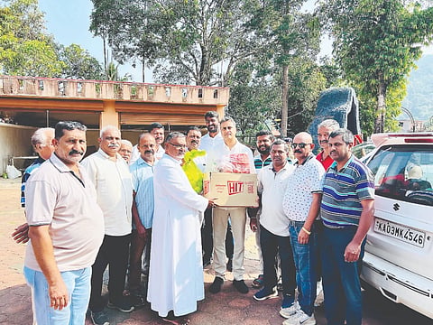 ಗುಡ್ ಪ್ರೈಡೇ ಪ್ರಯುಕ್ತ  ಶಾಸಕ ಎ.ಎಸ್. ಪೊನ್ನಣ್ಣ ಆಶ್ರಮಗಳಿಗೆ ವಿತರಿಸಲು ಆಹಾರ ಕಿಟ್‌ಅನ್ನು  ರೆ.ಫಾ. ಜೇಮ್ಸ್ ಡೊಮಿನಿಕ್,  ಅವರಿಗೆ ವಿತರಿಸಿದರು. ಚಾರ್ಲ್ಸ್ ಡಿಸೋಜ , ಜೋಕಿಂ ರೋಡ್ರಿಗ್ರಸ್ಸ್ ಮತ್ತಿತರರು ಇದ್ದರು. 