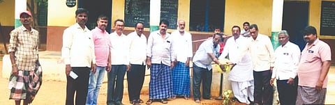 ಯಲಬುರ್ಗಾ ತಾಲೂಕಿನ ಬಂಡಿ ಗ್ರಾಮದ ಕರ್ನಾಟಕ ಪಬ್ಲಿಕ್ ಶಾಲೆ ಆವರಣದಲ್ಲಿ ಸಹಕಾರ ಸಪ್ತಾಹ ನಿಮಿತ್ತ ಸಸಿ ನೆಡಲಾಯಿತು. ಮುಖ್ಯ ಶಿಕ್ಷಕ ಶರಣಪ್ಪ ರೇವಣಕಿ, ಶಿಕ್ಷಕರಾದ ಮಲ್ಲಪ್ಪ ಜುಮ್ಮನ್ನವರ್, ಬಸಲಿಂಗಪ್ಪ ಅರಿಕೇರಿ, ಬಸಲಿಂಗಪ್ಪ ಯಲಬುರ್ಗಿ, ಈಶಪ್ಪ ನೆಲಗಣಿ, ಶರಣಪ್ಪ ತಳವಾರ, ವೀರನಗೌಡ ನಿಂಬನಗೌಡ ಇದ್ದರು.