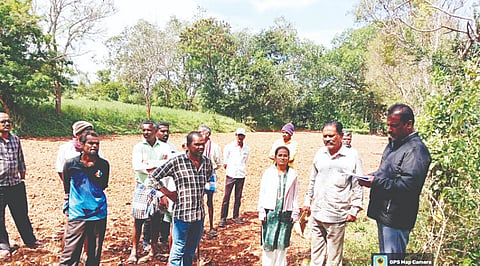ಹುಣಸೂರು ನಗರದ ತಾಲೂಕು ಕಚೇರಿ ಸಭಾಂಗಣದಲ್ಲಿ ವಿವಿಧ ಅಭಿಯಾನಗಳ ಪ್ರಗತಿ ಕುರಿತು ತಹಸೀಲ್ದಾರ್ ಜೆ.ಮಂಜುನಾಥ್ ತಮ್ಮ ಅಧೀನ ಅಧಿಕಾರಿ ಮತ್ತು ಸಿಬ್ಬಂದಿಯೊಂದಿಗೆ ಸಭೆ ನಡೆಸಿರುವುದು.